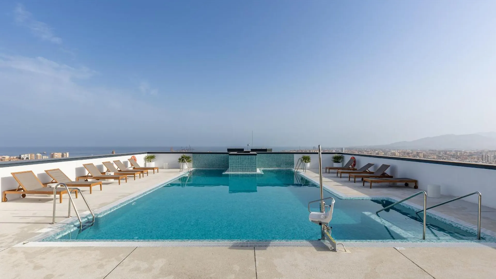 Malaga Skyline 8 Pool & Parking Free Apartment