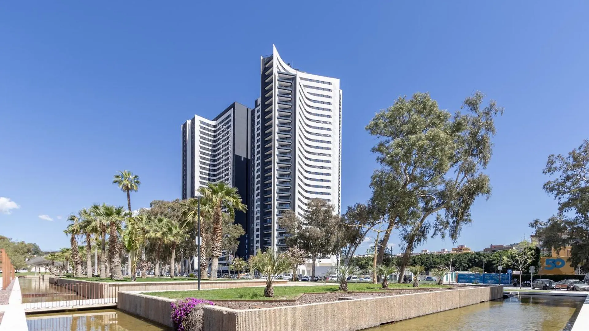 Malaga Skyline 8 Pool & Parking Free Apartment