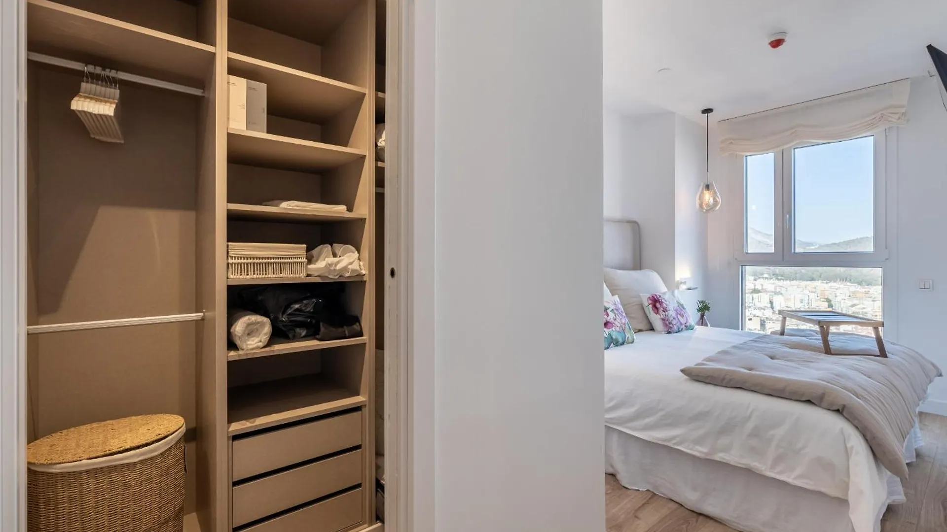 Malaga Skyline 8 Pool & Parking Free Apartment